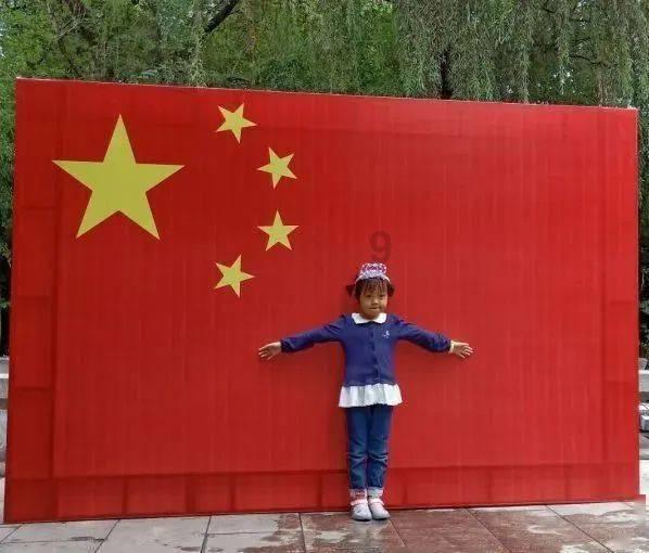 逃离残破的船只