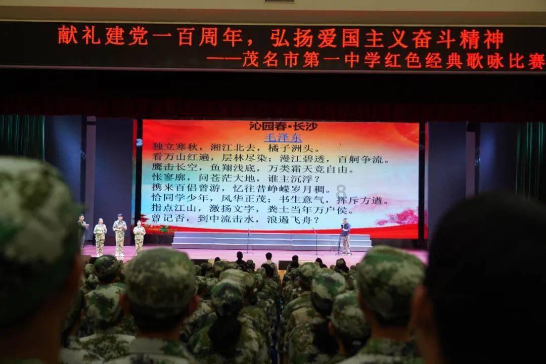 辛芷蕾又带火了一种新穿法:大衣+围巾+毛线帽,保暖时髦又洋气