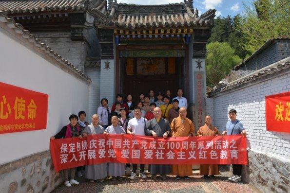 重庆秀山一街道井盖被指用“竹片”代替钢筋,官方:正在检测材质