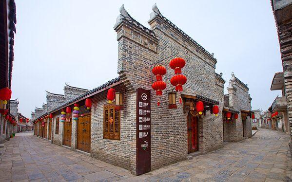 秦岚又带火了一种穿搭,叫“上面去上班,下面去约会”,时髦养眼